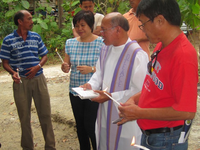 MUNICIPAL SLAUGHTERHOUSE RIBBON-CUTTING AND BLESSING. – Sangguniang Bayan senior municipal councilor Fructuoso F. Redulla, Jr., (first from right) and municipal planning and development coordinator Maria Nenita R. Chiu assist Fr. Oriel Echavia during the ribbon-cutting ceremony and blessing of the Municipal Slaughterhhouse in Sitio Cayaman, Jandig. Also in photo is Jandig punong barangay Brigido Panoga, Sr. (Photo by Charlotte Vijane E. Geñoso)