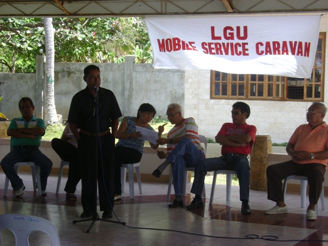 PUNTA CRUZ, GUIWANON & JANDIG GRATEFUL FOR WATER. – Punta Cruz punong barangay Faustino Dela Cerna expressed his gratitude to Mayor Leoncio B. Evasco, Jr. for his no-nonsense implementation of the P15M waterworks system project that will benefit the constituents of Punta Cruz, Guiwanon and Jandig, Maribojoc.  (Photo by Jose Cyril N. Lobrigas)