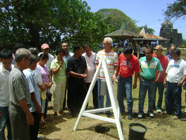 P15M MARIBOJOC WATERWORKS SYSTEM PROJECT GROUNDBREAKING. – Mayor Leoncio B. Evasco, Jr. led the ceremonial embedment of the waterworks project designs and plans with the LGU’s commitment to pursue the completion of the project witnessed by the punong barangays and municipal councillors of the local government of Maribojoc. (Photo by Jose Cyril N. Lobrigas)